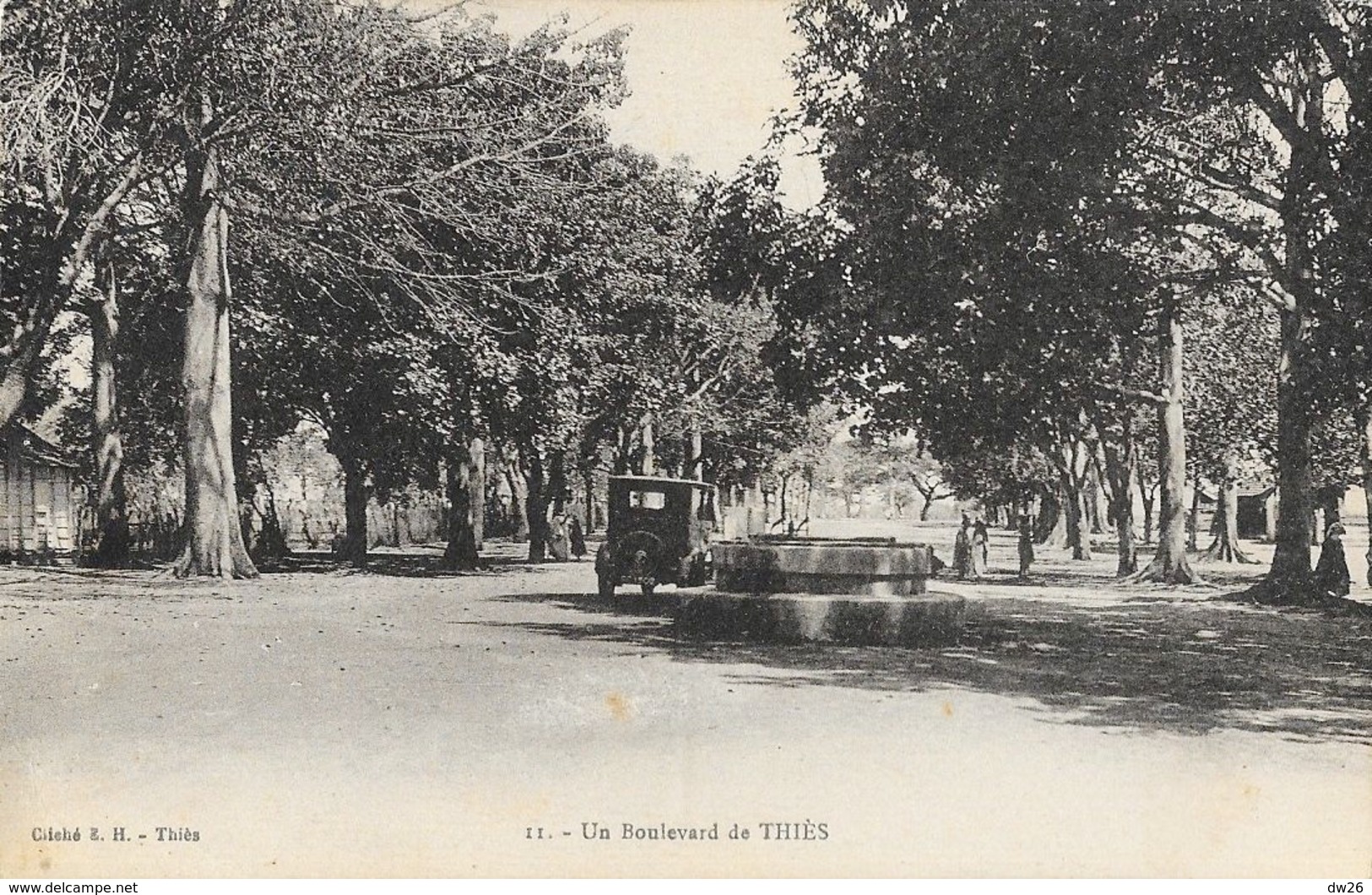 Un Boulevard De Thiès (Sénégal), Vieille Voiture - Cliché E.H. - Carte N° 11 Non Circulée - Sénégal