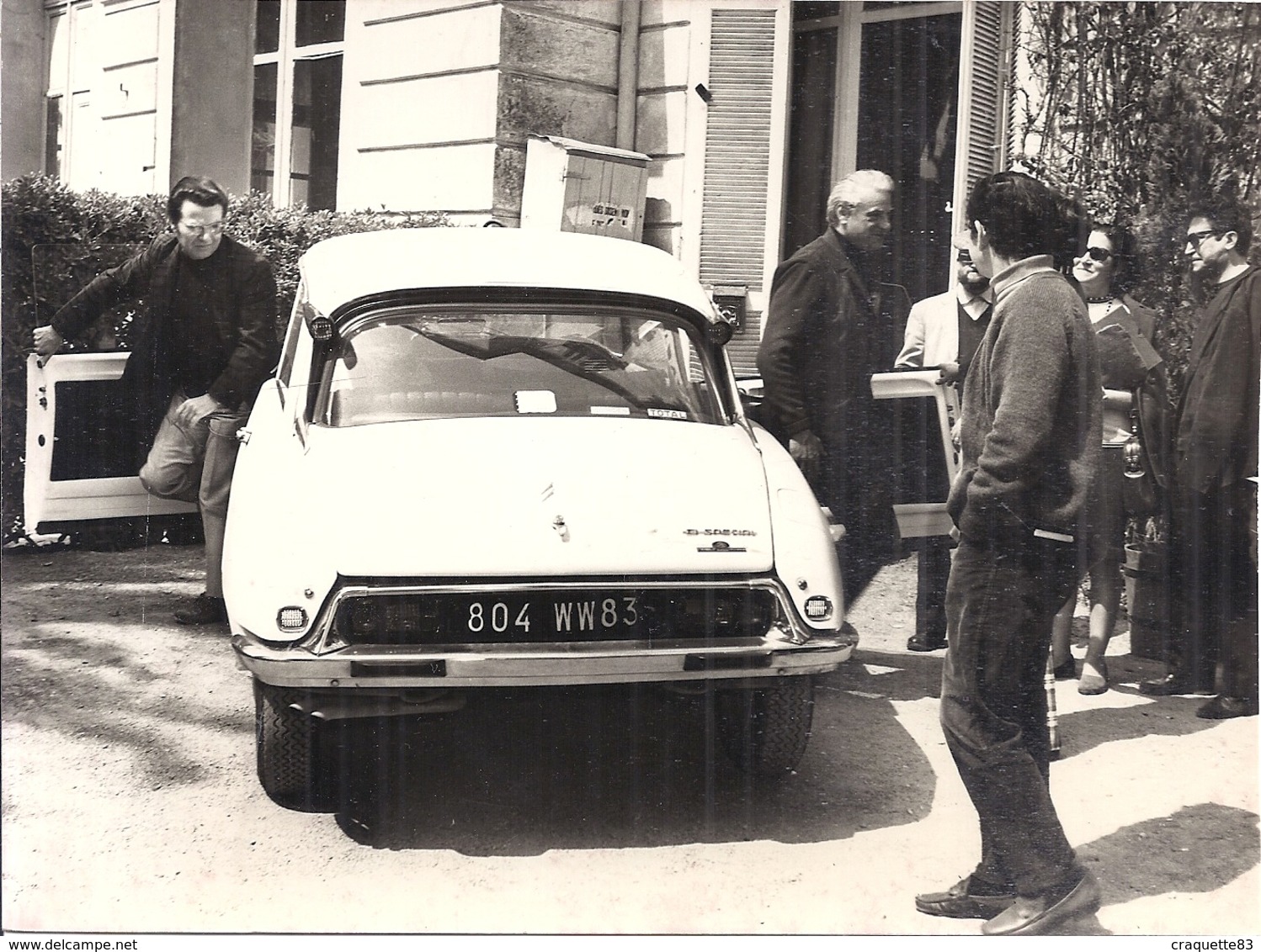 HYERES VAR- FESTIVAL DU JEUNE CINEMA  - ARRIVEE DE RENE  CLEMENT , SORT DE SA DS BLANCHE - Luoghi