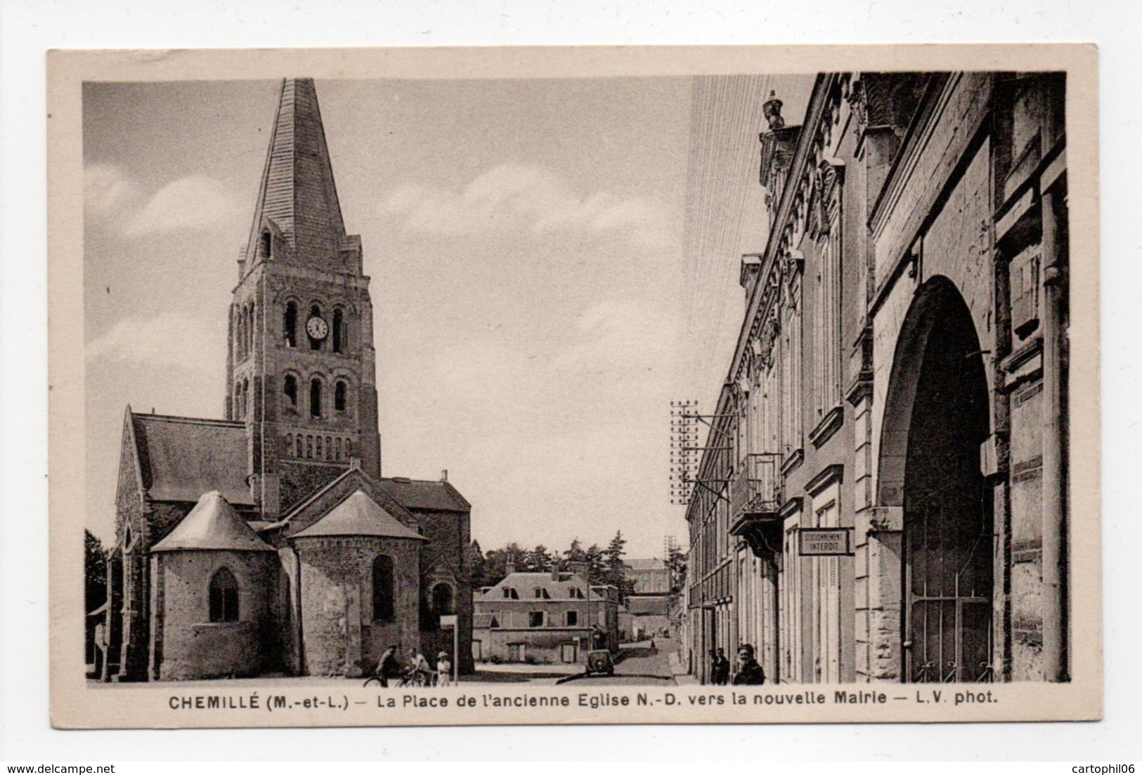 - CPA CHEMILLÉ (49) - La Place De L'ancienne Eglise N.-D. Vers La Nouvelle Mairie - Photo L. V. - - Chemille