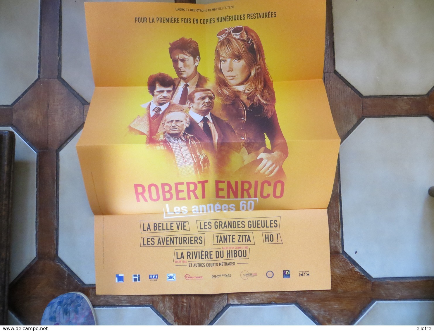 Cinéma Programme Du Festival Robert Enrico Formant Une Affiche Ventura Delon Bourvil Belmondo Avec Textes - Programmes