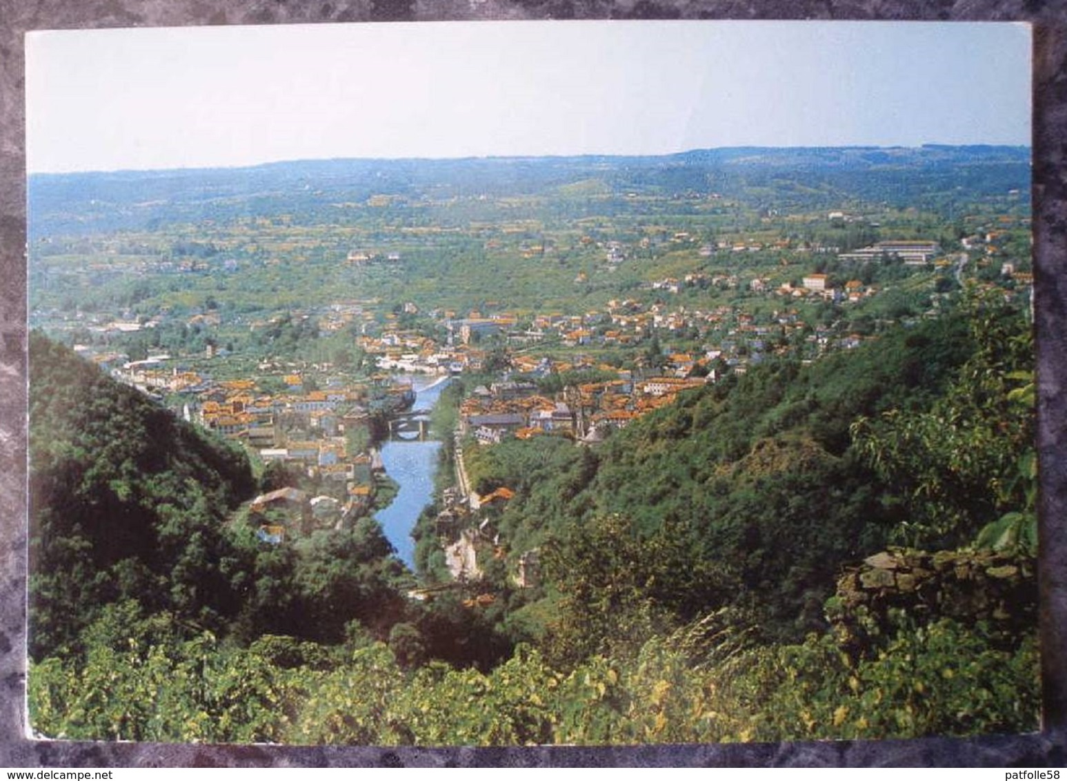 VILLEFRANCHE DE ROUERGUE (12).LOT DE 2 JOLIES CARTES.VUE GENERALE.ARCADES ET HOTEL RENAISSANCE. - Villefranche De Rouergue