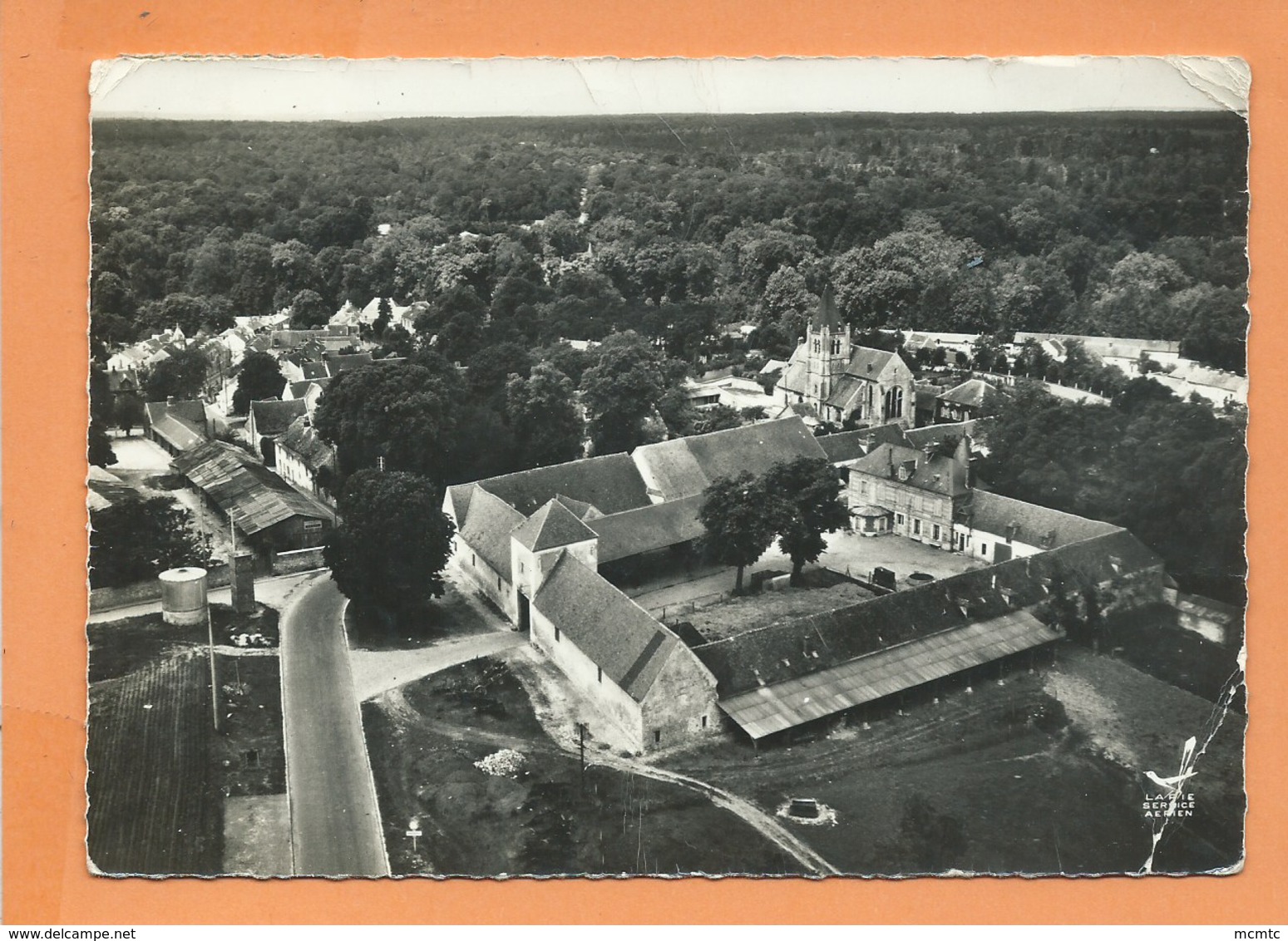 CPSM Grand Format  - En Avion Au Dessus De.... 1 - Ermenonville  -(Oise)-Vue D'ensemble -L'église - Ermenonville