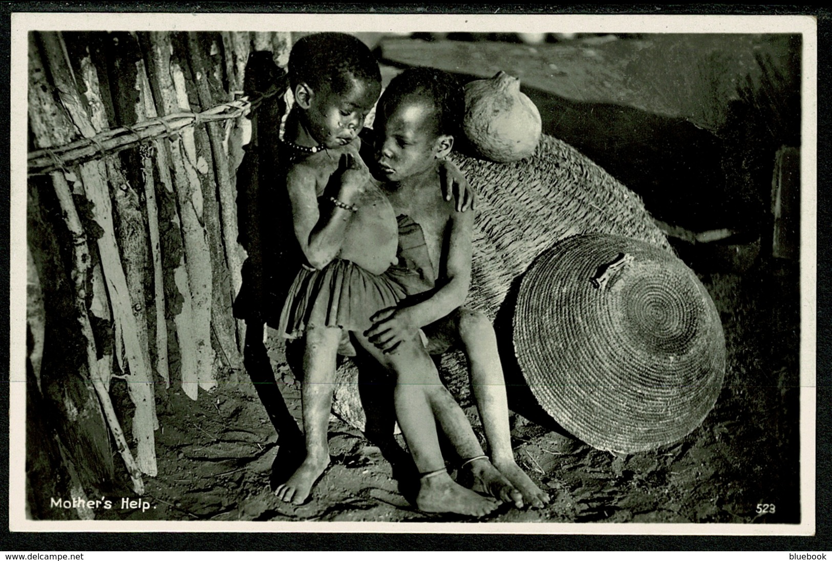 Ref 1259 - Ethnic Real Photo Postcard - Mother's Help - Zulu Theme South Africa - Afrika