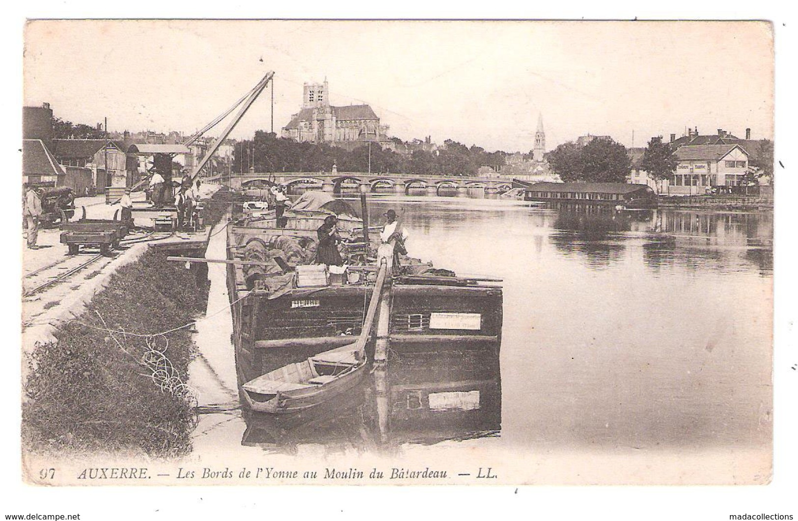 Péniches à  Auxerre (89 - Yonne) Les Bords De L'Yonne Au Moulin Du Bâtardeau - Chiatte, Barconi