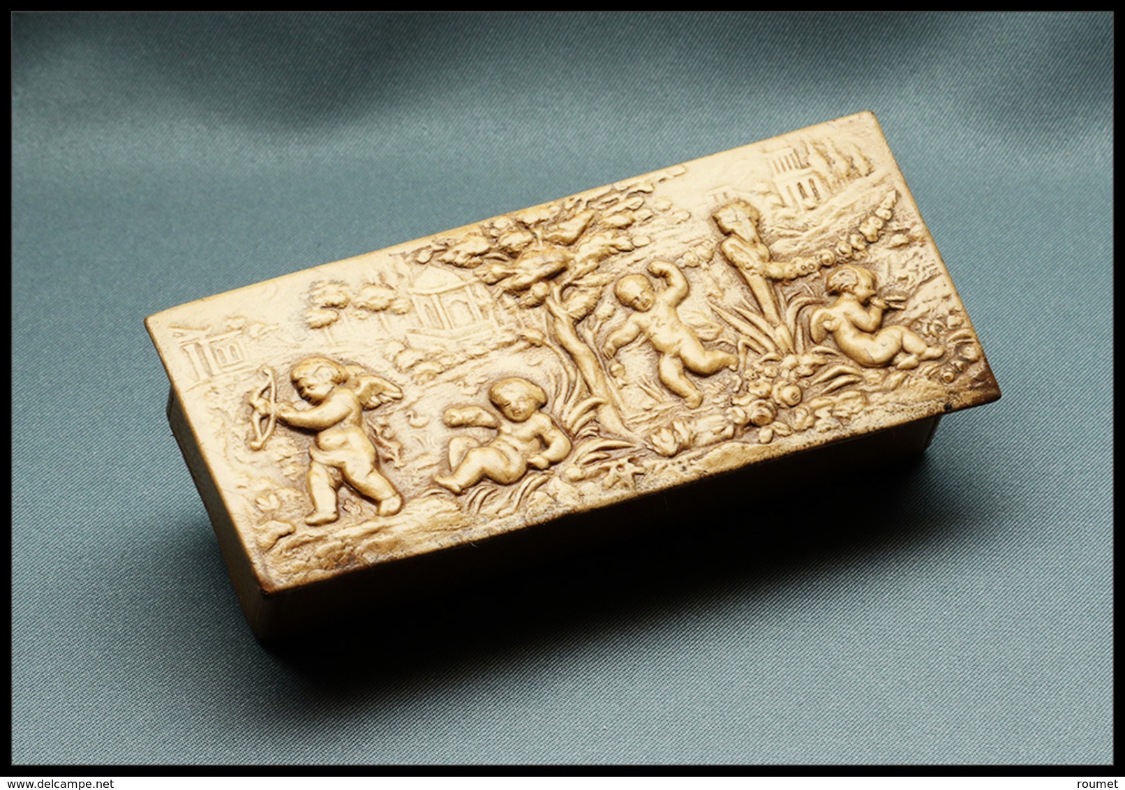 Boîte En Cuir Beige, à Décor D'angelots En Relief Sur Couvercle, 3 Comp., 90x38x28mm. - TB - Stamp Boxes