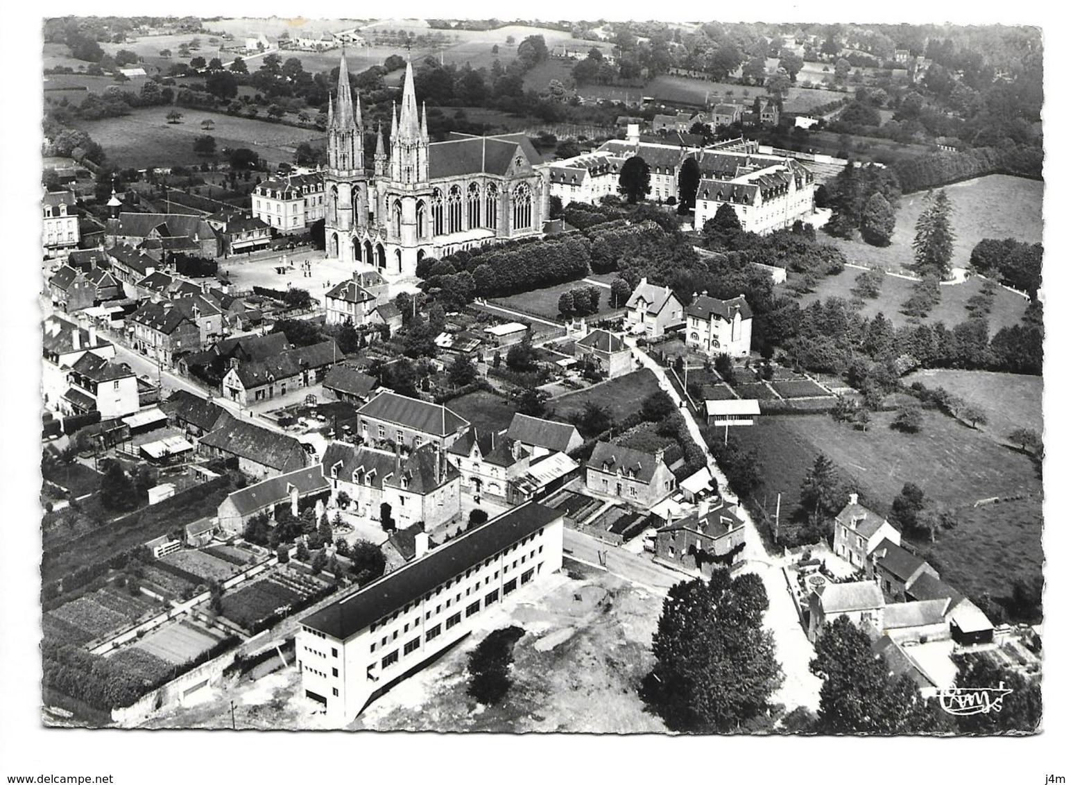 53/ MAYENNE...PONTMAIN. Vue Générale Aérienne Et Le Centre D'Accueil Jean XXIII - Pontmain