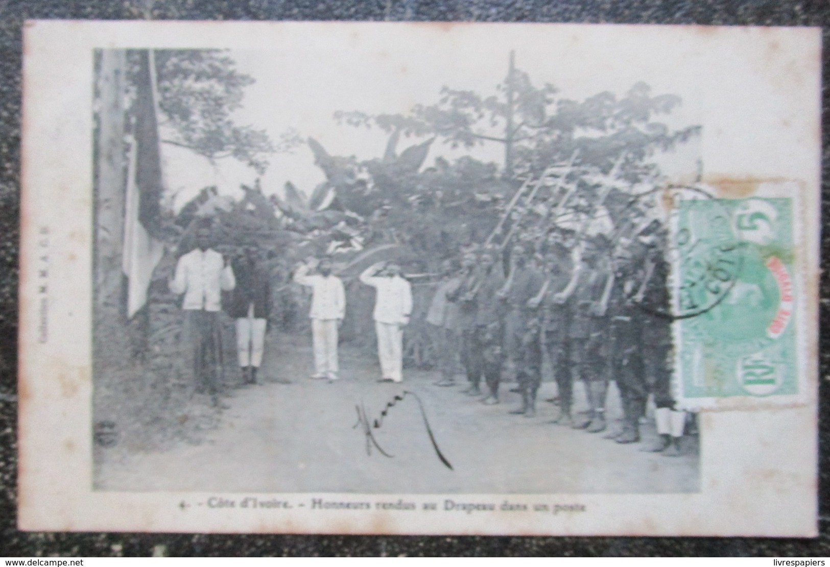 Cote D'ivoire Honneurs Rendus Au Drapeau Dans Un Poste Militaria   Cpa Timbrée  Afrique Noire - Ivory Coast