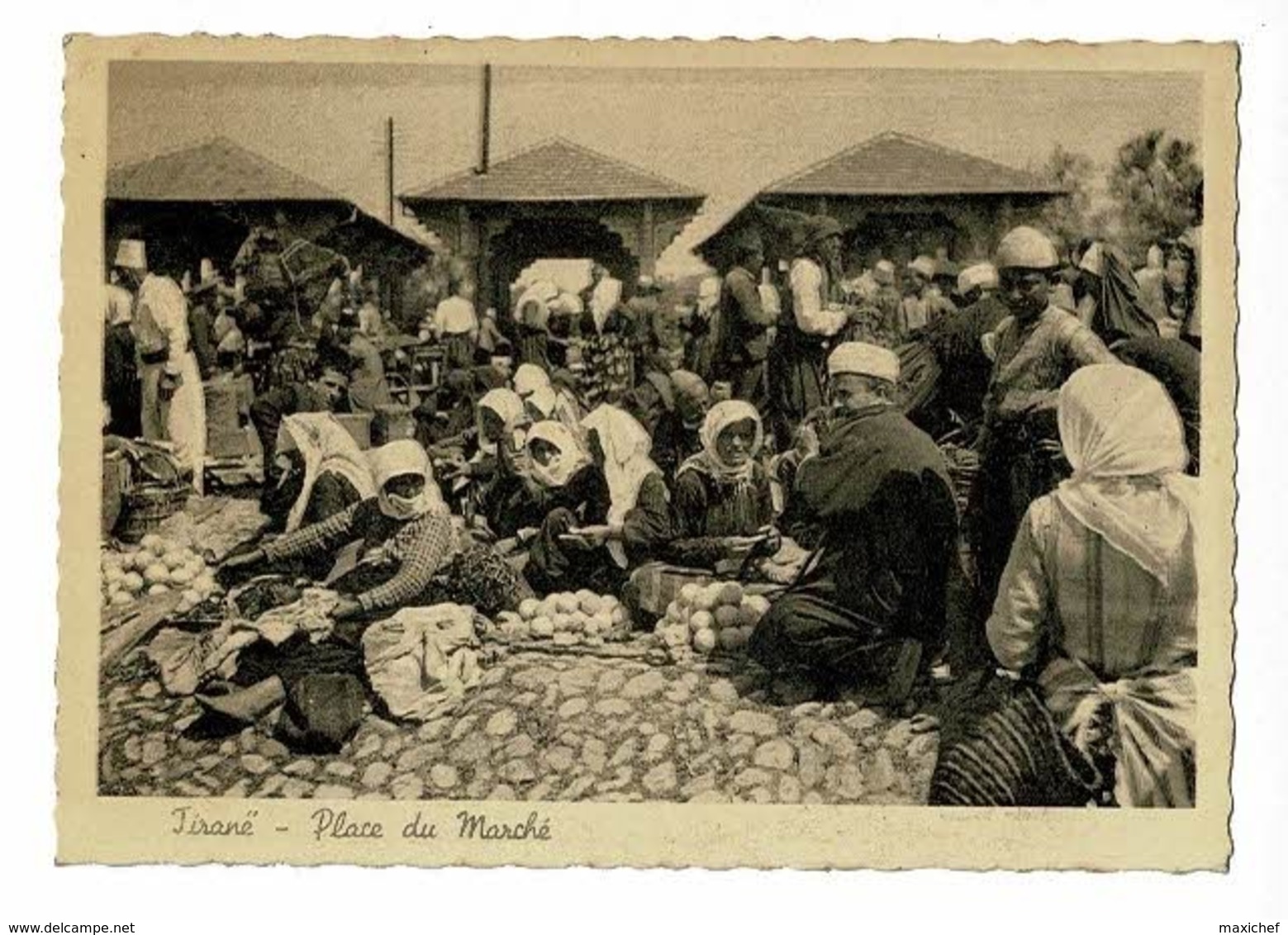 CPSM 105 X 148 Mm - Tiranë - Place Du Marché (les Femmes Assises Au Sol Vendent Des Légumes & Du Pain En Boule) Pas Circ - Albanien