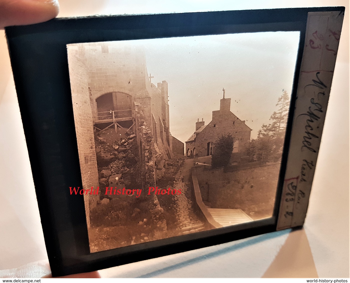 Photo Sur Plaque De Verre Début XXe - LE MONT SAINT MICHEL - Une Vieille Rue - RARE - Manche Normandie - Plaques De Verre