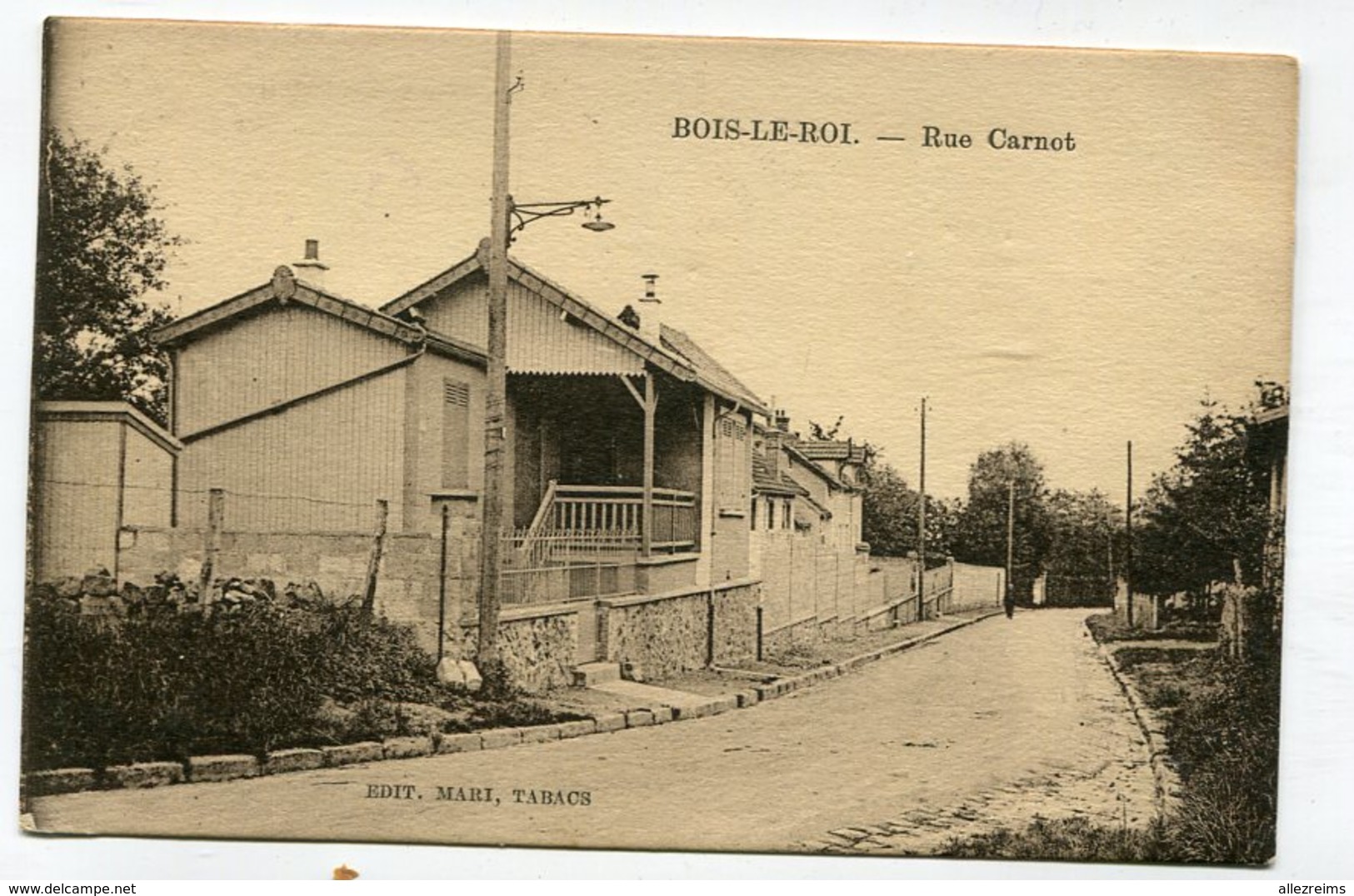 CPA  77 : BOIS LE ROI  Rue Carnot + Timbre Au Verso     A    VOIR  !!! - Bois Le Roi