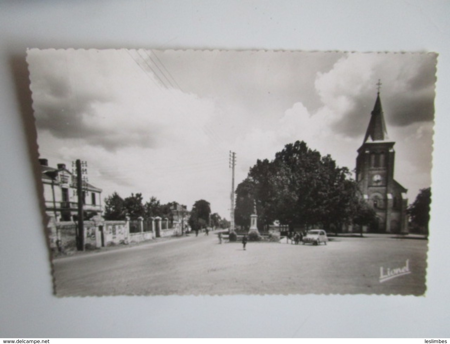 Cersay. L'Eglise Et La Mairie. Lionel - Autres & Non Classés