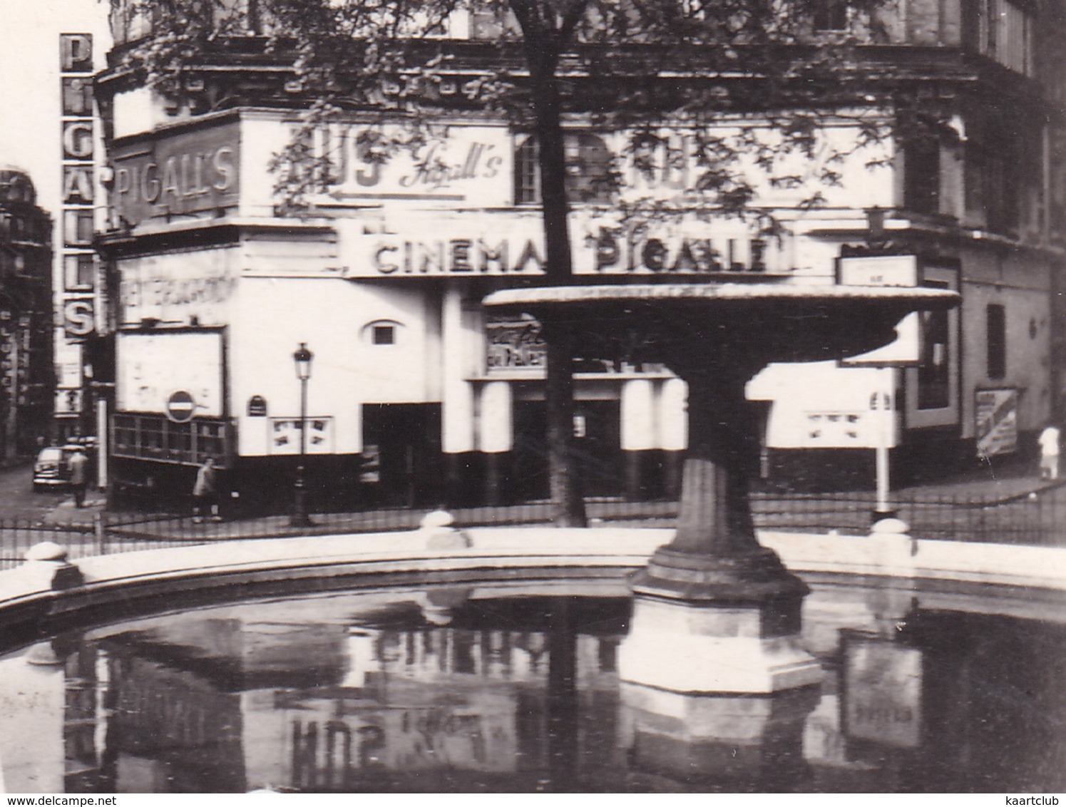 Montmartre: FORD VEDETTE, VW 1200 KÄFER/COX, CITROËN TRACTION AVANT - Cinema Pigalle, Moulin Rouge, Napoléon  - (Paris) - Toerisme