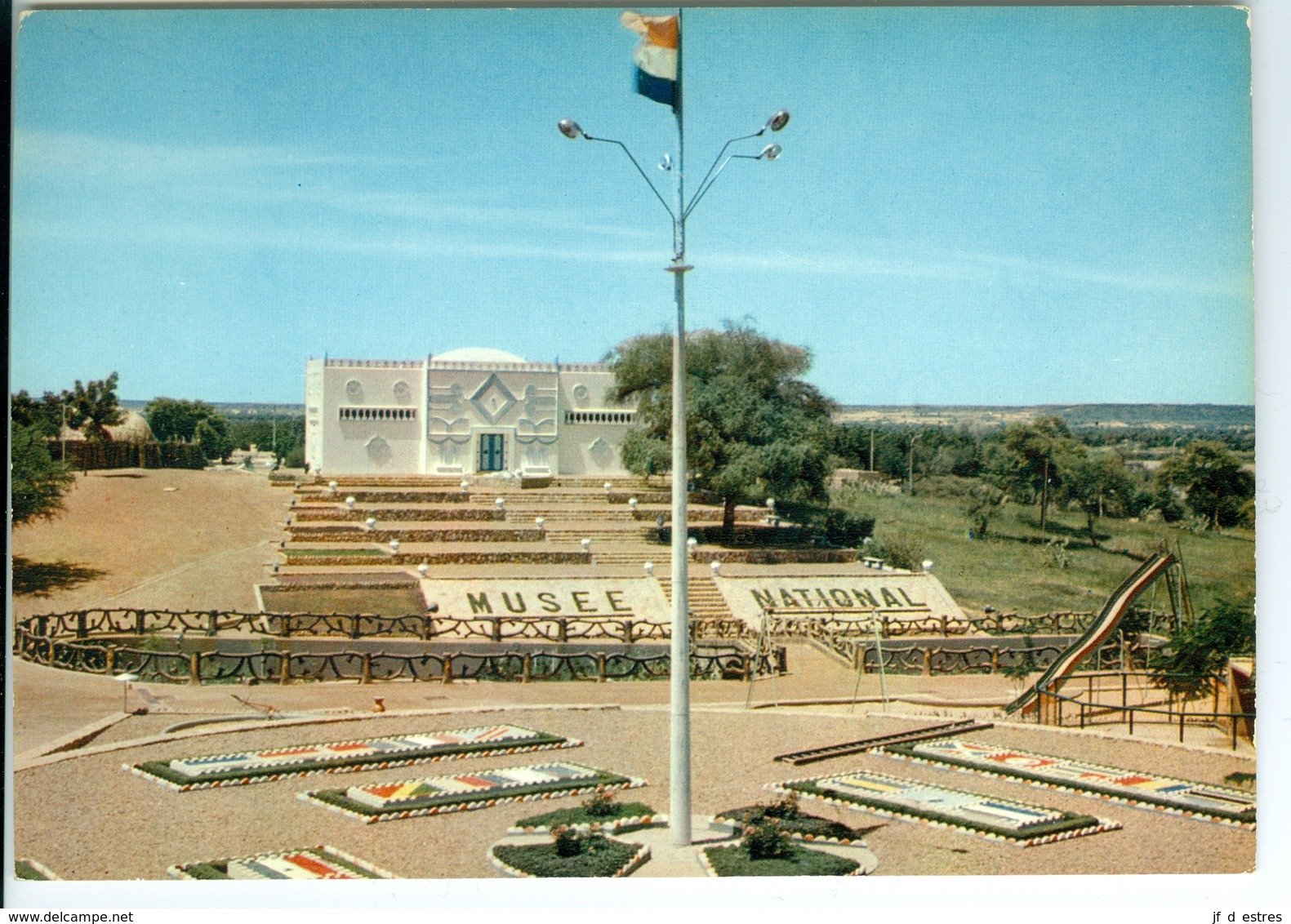 2 CP Niger Niamey Musée National. Le Jardin Des Nations Africaines Et Pavillon Du Costume. Toucet - Niger