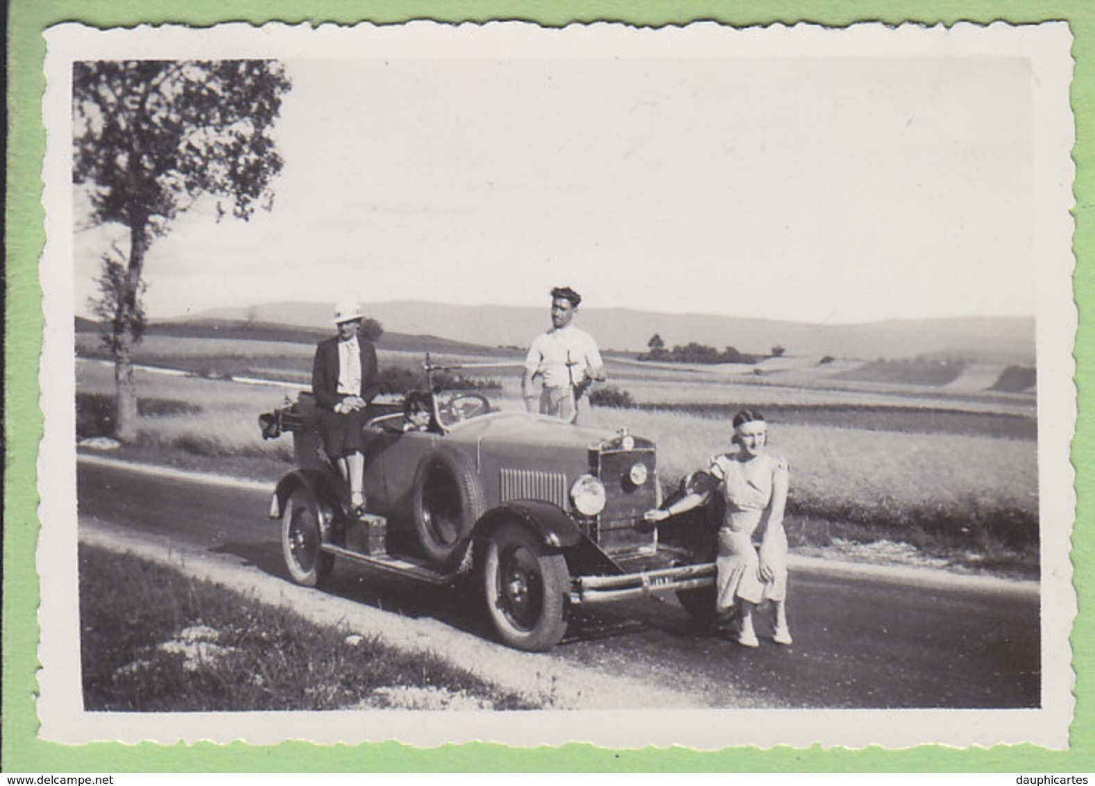 Route De PONTARLIER à CHAMPAGNOLLE, 18 Août 1933 : Une Voiture Berliet Type VI Torpedo - Lieux