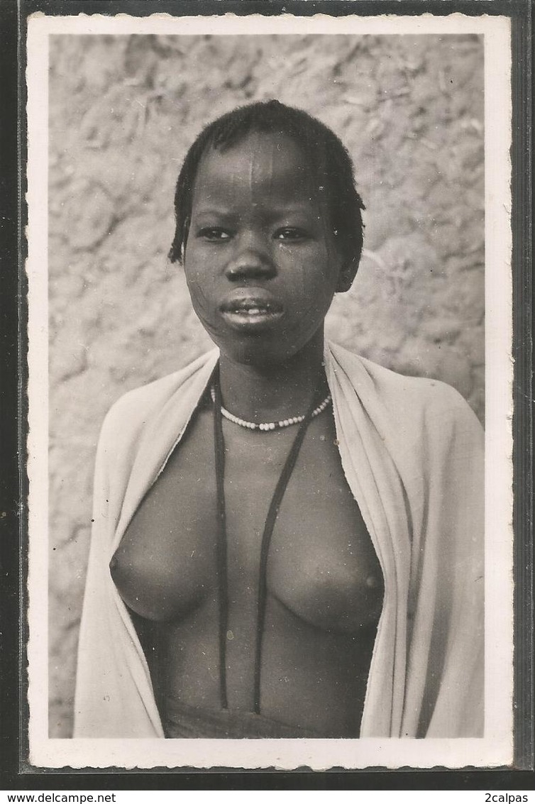 Cameroun - Pouss  Mousgoum - Jeune Femme Presque Nue - Nu - Colliers - Scarification Sur Le Front -  Photo Pauleau ? - Cameroun