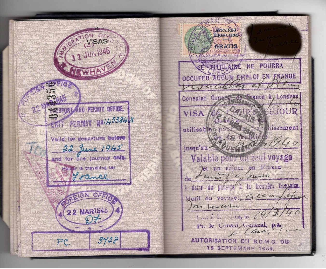 WW2 Passeport United Kingdom 1940/1945. Fiscaux France et étranger, "affaires étrangères GRATIS", nbx cachets consulats.