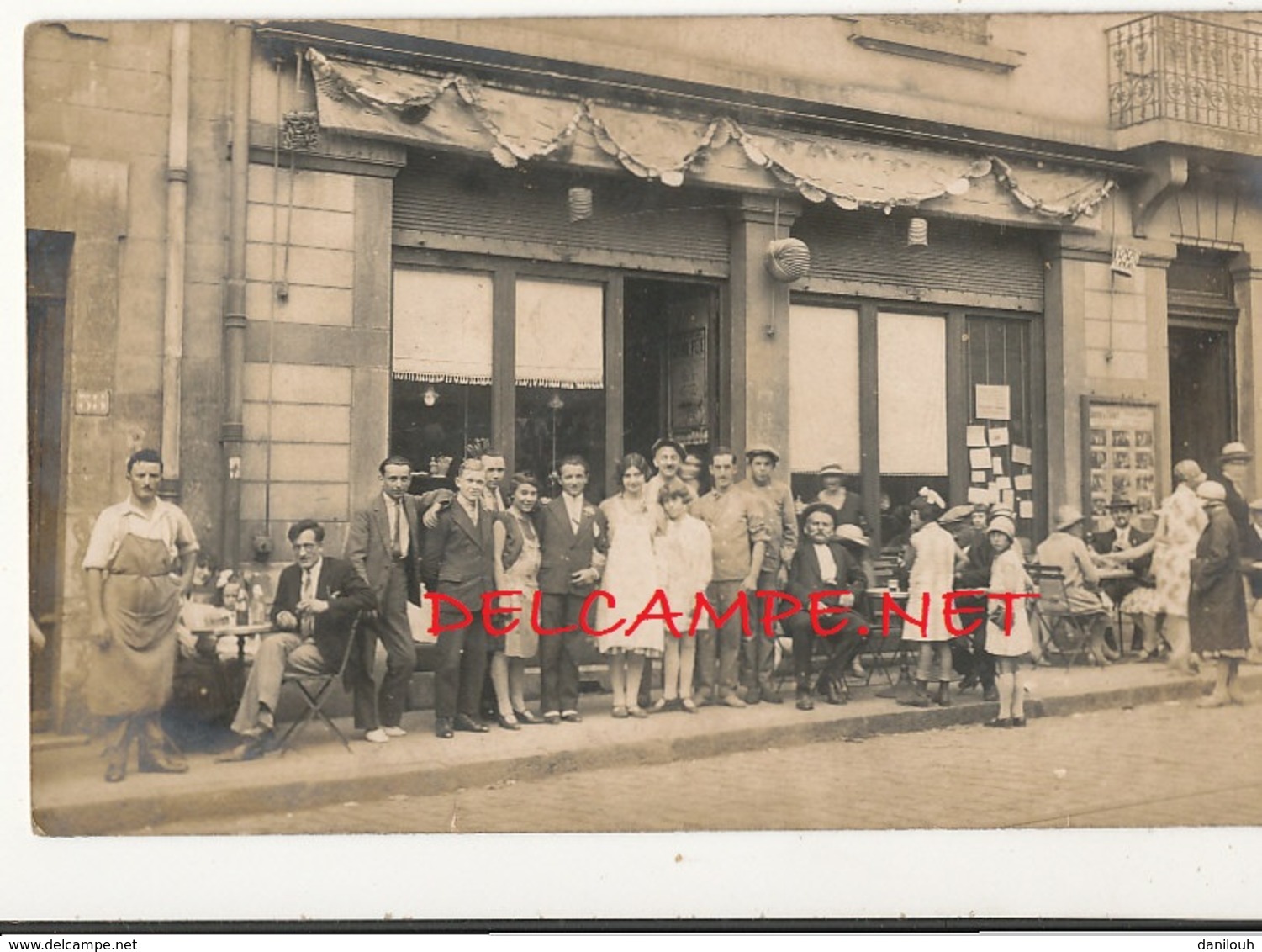 COMMERCE // GROUPE A LA TERRASSE D UN CAFE    Au 35 De La Rue / ANIMEE / CARTE PHOTO - Cafés