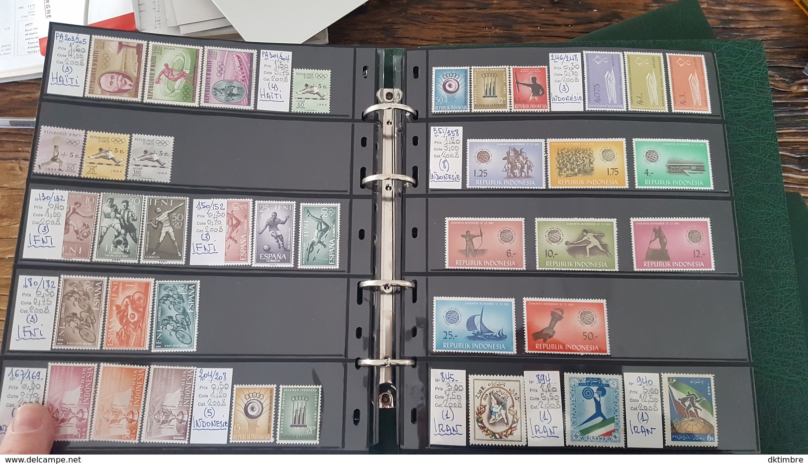 LOT 435973 ALBUM ET ETUI TIMBRE DU MONDE NEUF** THEME SPORT SUPERBE LOT PORT A  15 EUROS