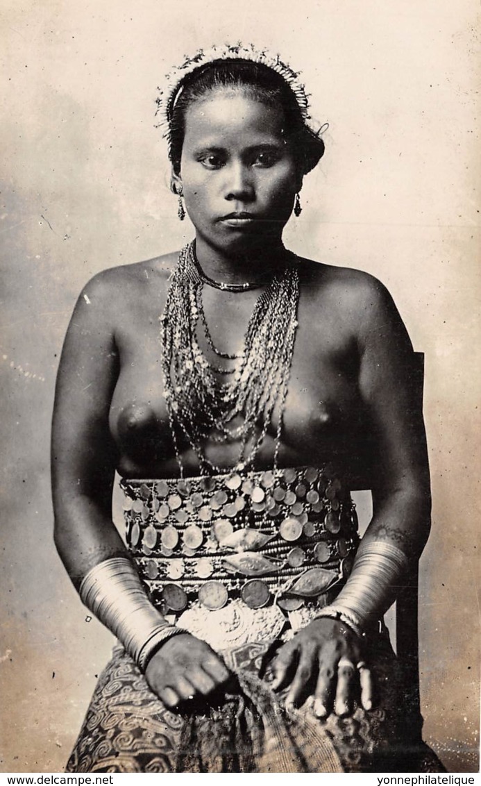 Malaya / 01 - Dayak Woman - Malaysia