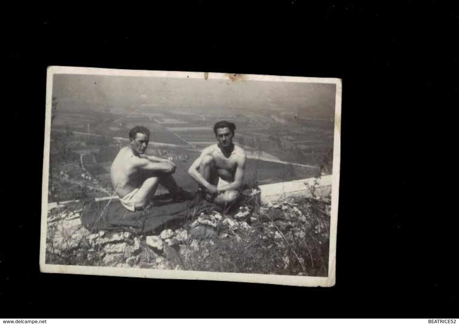 PETITE PHOTO DE 2 MILITAIRES SOLDATS DANS UN DÉPÔT D EXPLOSIFS PRES DE GRENOBLE EN MAI 1944 - Guerre, Militaire