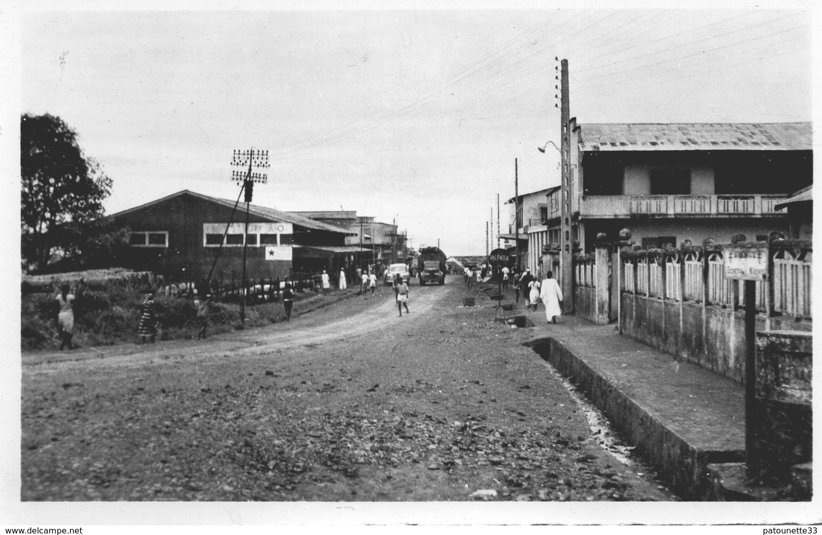 CAMEROUN N'KONGSAMBA AVENUE DE GENERAL KOENIG ANIMEE CARTE PHOTO DENTELEE - Cameroon