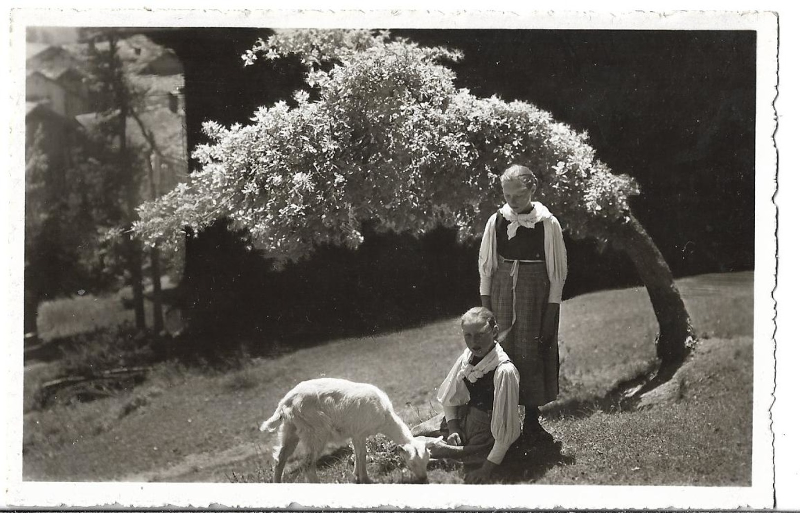 CPSM  Dentelée  En  PF  Et  En  NB  De  MONTANA - VERMALA  (Suisse)   -  Costumes  Du  Pays   //   TBE - Costumes