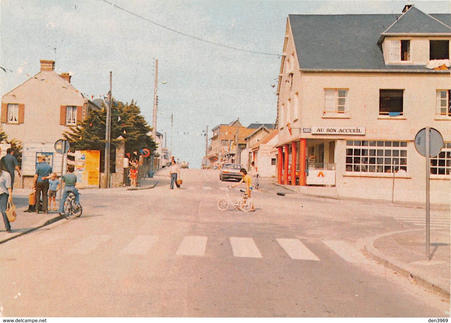 PIROU-PLAGE - La Rue De La Plage Et L'Hôtel "Au Bon Accueil" - Autres & Non Classés