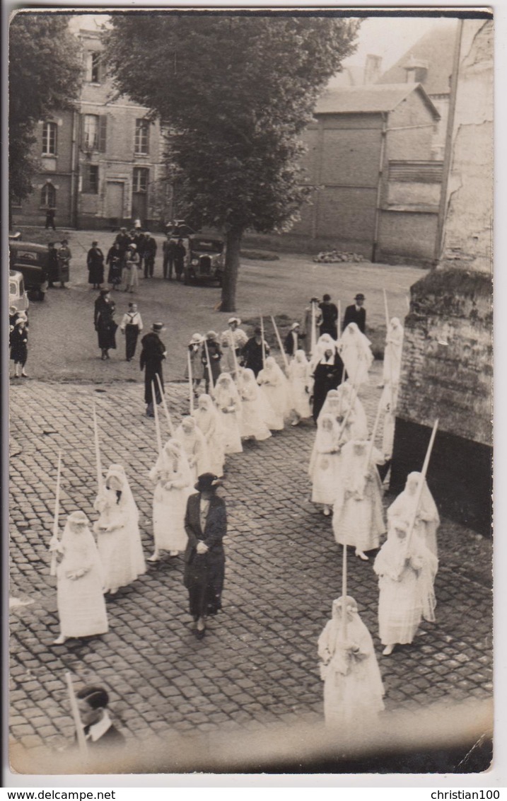 CARTE PHOTO : UNE PROCESSION DE COMMUNIANTES - UNE PLACE DANS UN VILLAGE A IDENTIFIER - 2 SCANS - - A Identifier