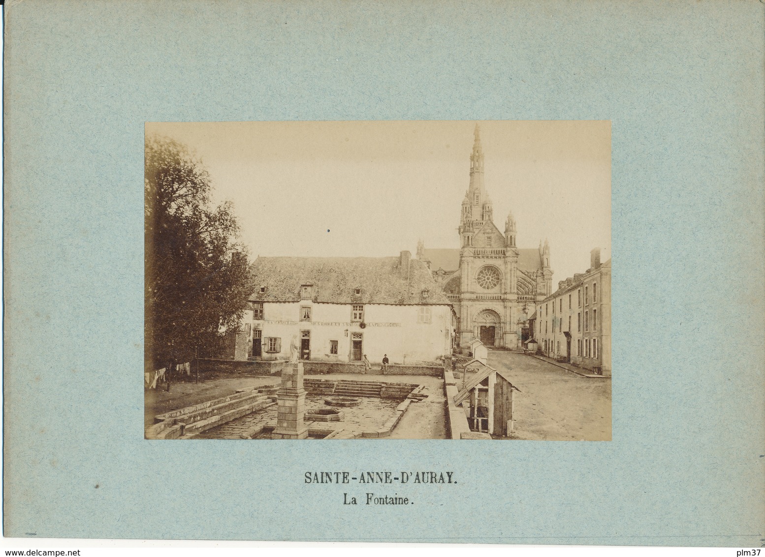 SAINT ANNE D'AURAY, La Fontaine -  Photo Contrecollée Sur Carton Fort - Anciennes (Av. 1900)