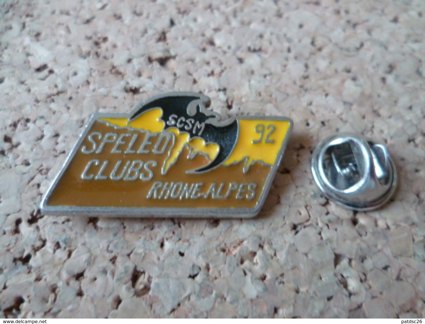 PIN'S   SPELEO CLUB  SCSM 92  RHONES ALPES  CHAUVE SOURIS  BAT  GROTTE - Autres & Non Classés