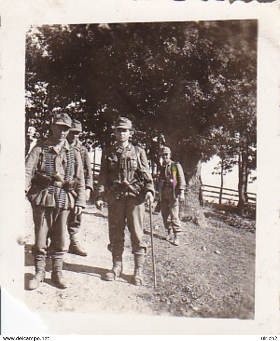 Foto Deutsche Soldaten Mit Ausrüstung - MG-Gurt Abzeichen Taschenlampe - 2. WK - 5*4cm (38737) - Krieg, Militär