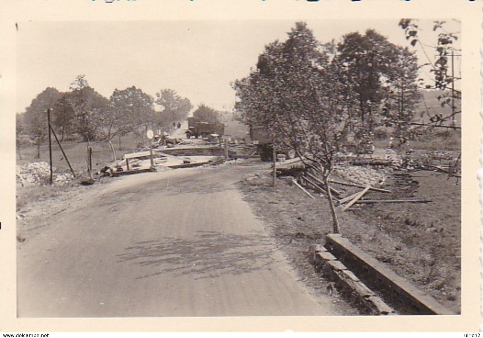 Foto Deutsche Wehrmacht - Baustelle Umleitung Strassensperre LKWs - 2. WK - 8*5,5cm (38740) - Guerra, Militari