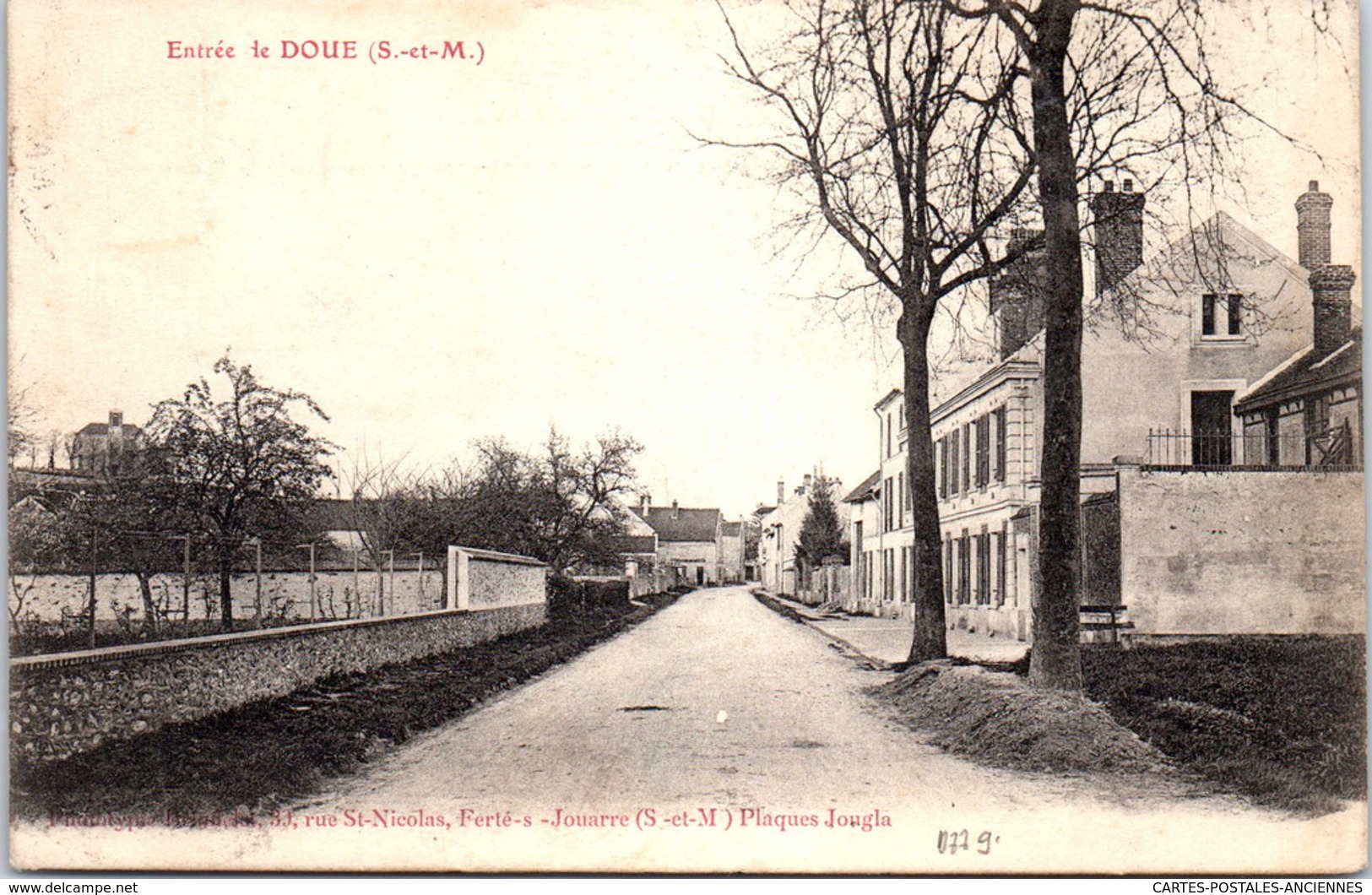 77 DOUE - Entrée Du Village - Autres & Non Classés