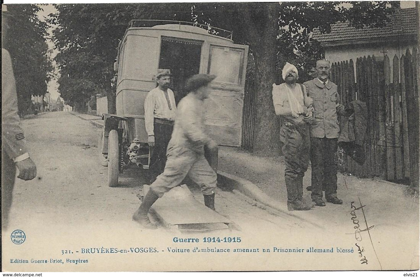 BRUYERES EN VOSGES Voiture D' Ambulance Amenant Un Prisonnier Allemand Blessé.Guerre 1914 1915 - Bruyeres