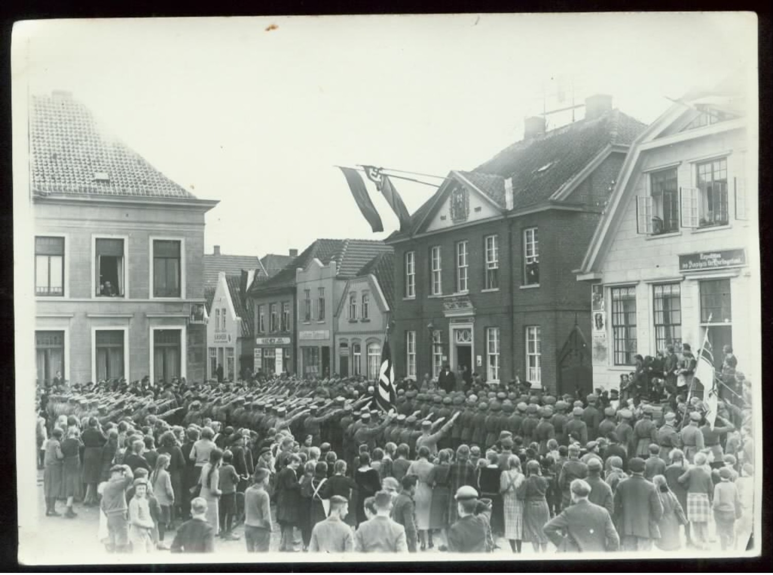 WW II Foto 16,5 X 12 Cm: Wahl Veranstaltung In Esens Ostfriesland 1933, Seltenes SA Foto. - Briefe U. Dokumente