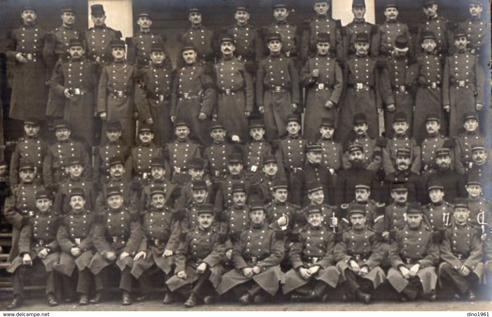 CPA 2456 - MILITARIA - Carte Photo Militaire - Caserne Militaire -  Un Groupe De Soldats D'Infanterie Militaire - Régiments