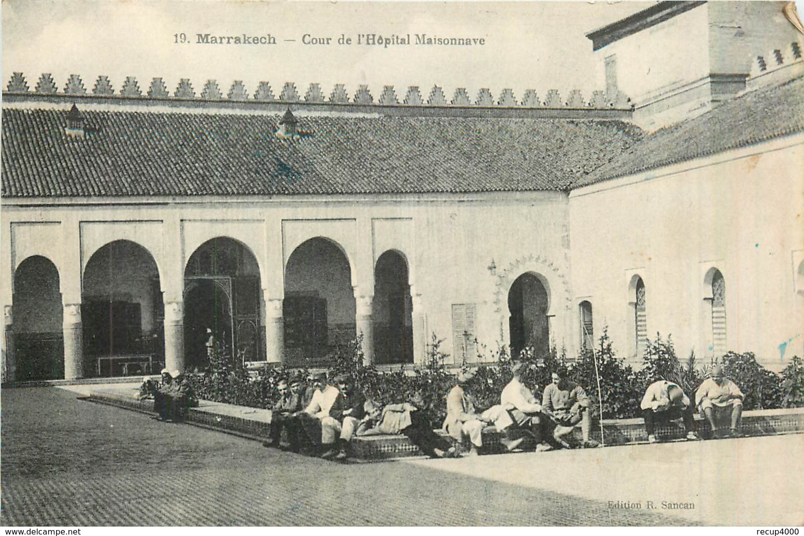 MAROC  MARRAKECH  Cour De L'hôpital Maisonnave  2scans - Marrakech