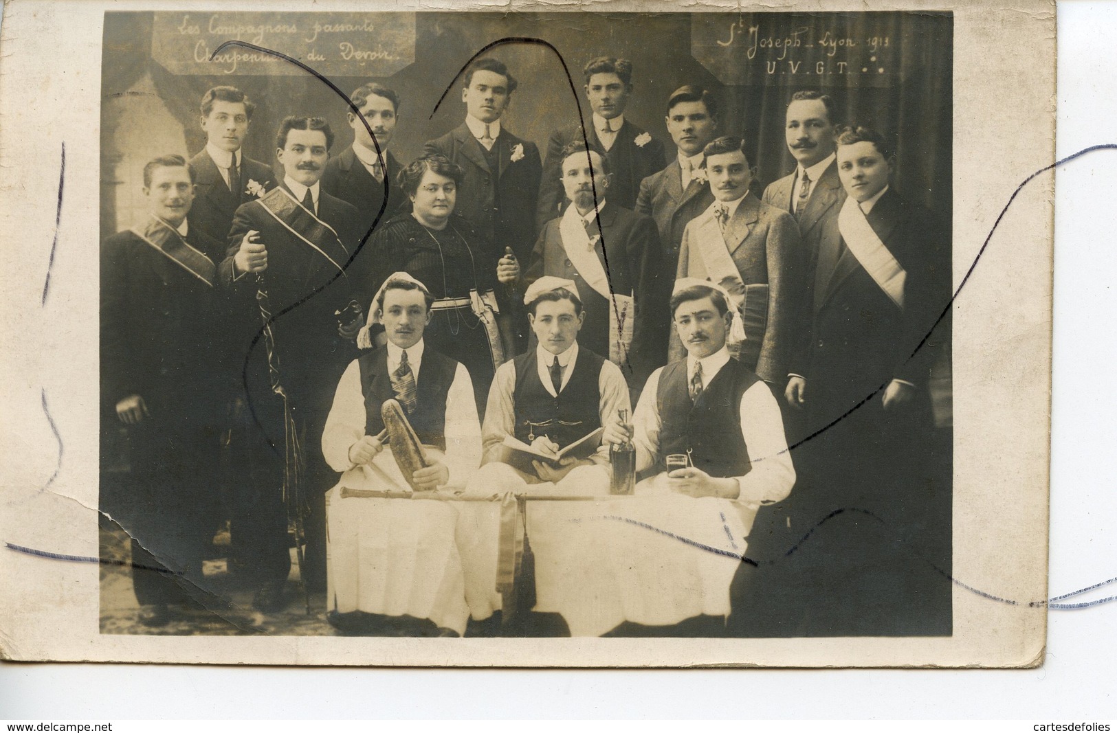 CARTE PHOTO IDENTIFIEE. CPA . SAINT-JOSEPH LYON 1913. U. V. G. T. Les Compagnons Charpentiers Du Devoir - Photographie