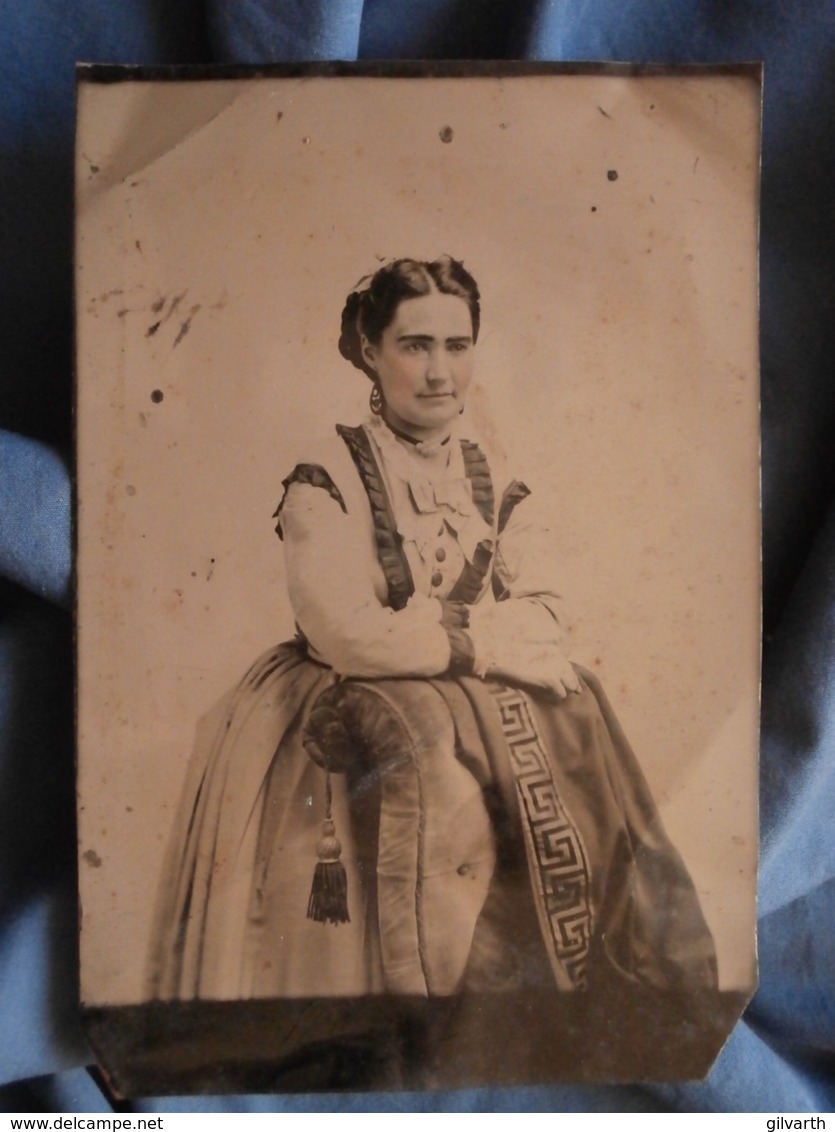 Photo Grand Ferrotype 11.2x16.7 Cms - Second Empire Femme Prenant La Pose Circa 1860-65 L414 - Anciennes (Av. 1900)