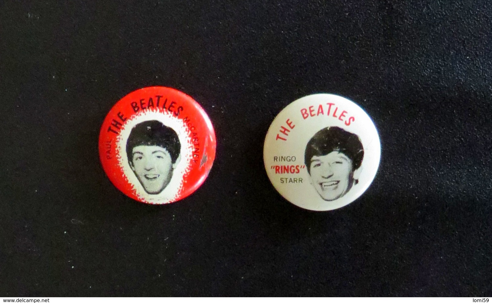 Lot De 2 Deux Badges Des Beatles Des Années 60 Ou 70 ?  (pas Des Pin's) De Paul McCartney Et Ringo Starr - Celebrities