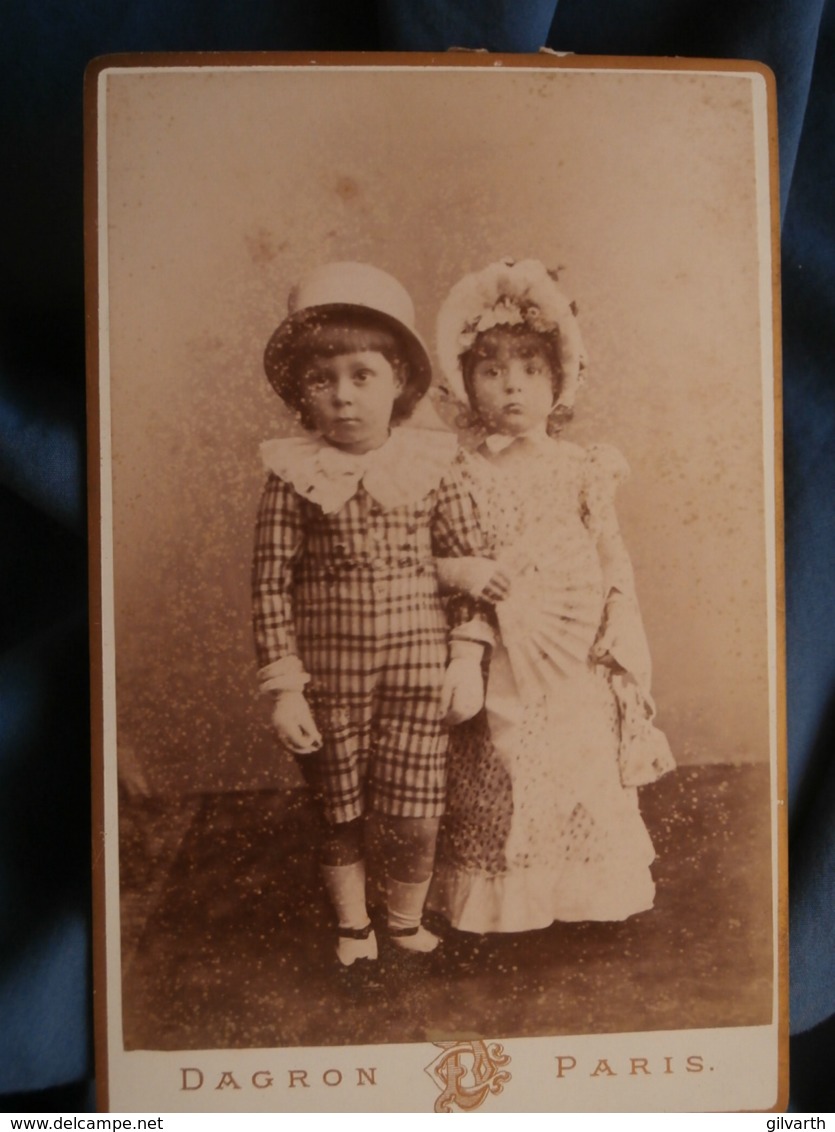 Photo Format Cabinet Dagron à Paris - Couple Jeunes Enfants Costumés Circa 1890 L415 - Anciennes (Av. 1900)