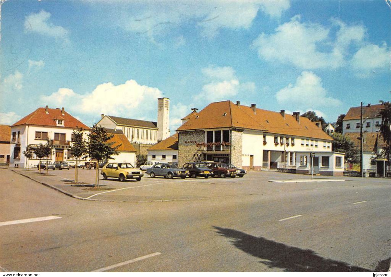 MOSELLE  57    VOLMUNSTER  PLACE DU CENTRE  AUTOMOBILES - Volmunster