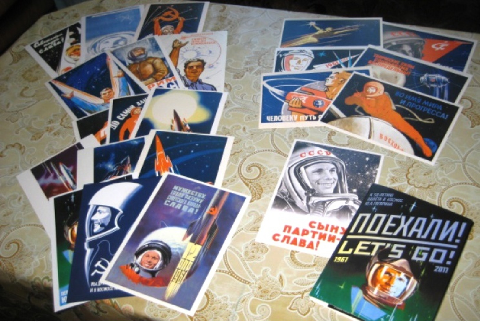 Jeu de 22 cartes postales de l'URSS période consacrée à l'espace des vols, Gagarine, la roquette, la propagande du PCUS