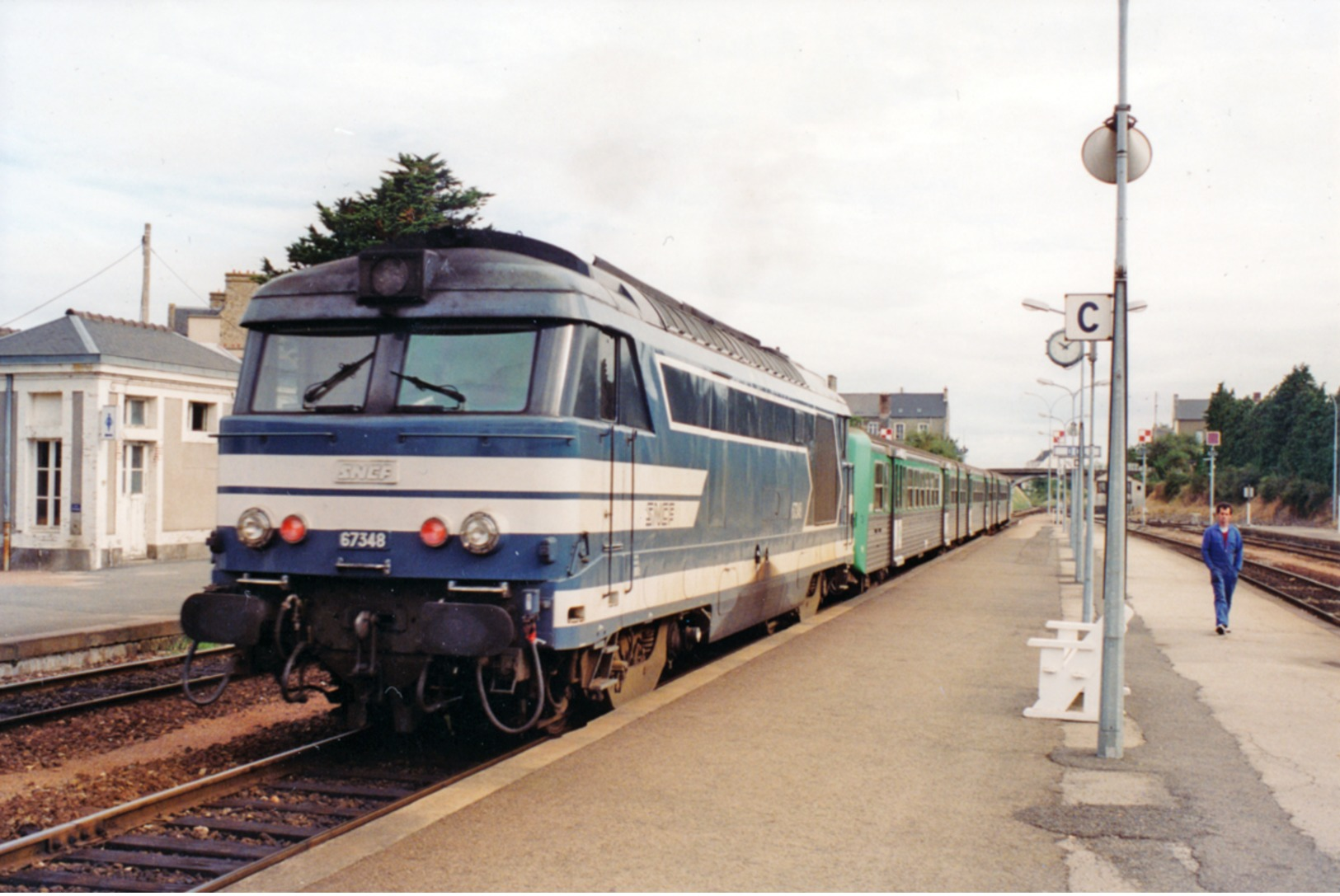 Dol De Bretagne (35 - France)  08/1994 - BB 67348 Et Rame RRR Aux Couleurs De La Bretagne Assurant Le TER 7623 - Dol De Bretagne