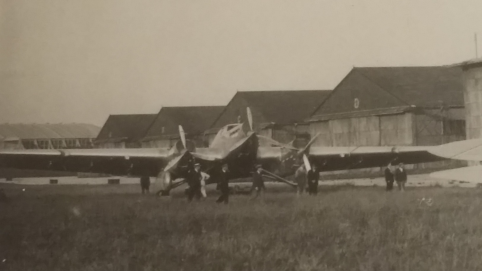 Ancienne Photo De Deux Avions : Un Cousinet 40 Et Un Arc-en-ciel , Format : 12 X 18 Cm - Aviation