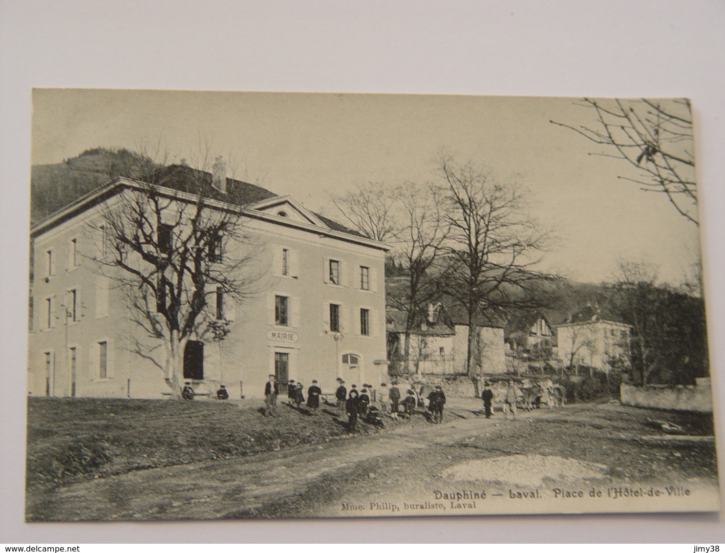 ISERE-LAVAL-PLACE DE L'HOTEL DE VILLE ANIMEE ED MME PHILPIP - Laval