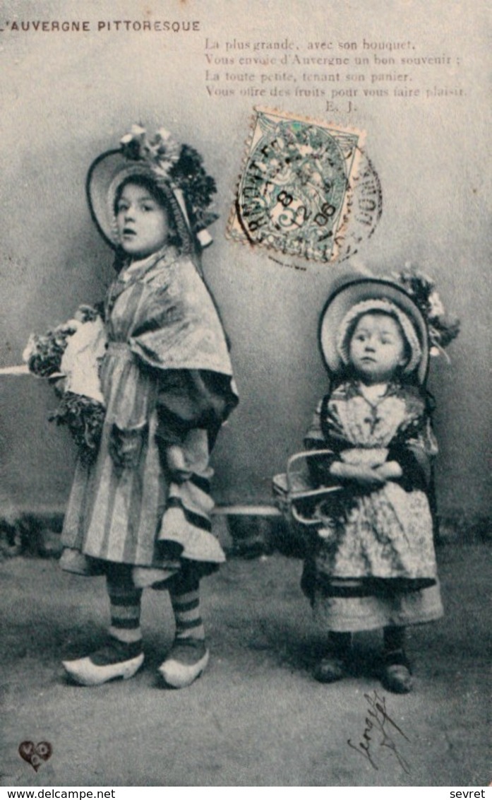 L'AUVERGNE PITTORESQUE. - Fillettes En Habit Folklorique - Groupes D'enfants & Familles