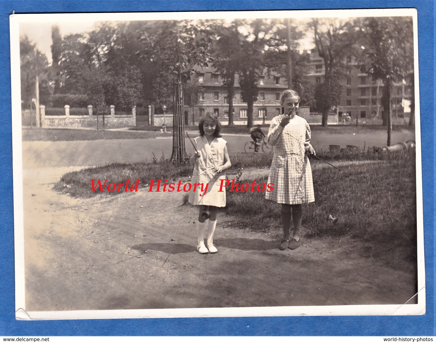 Photo Ancienne - Vincennes ? Villejuif ? Versailles ? - Jeune Fille & Jeu Diabolo - Avenue De Paris - 1933 - Enfant Game - Places