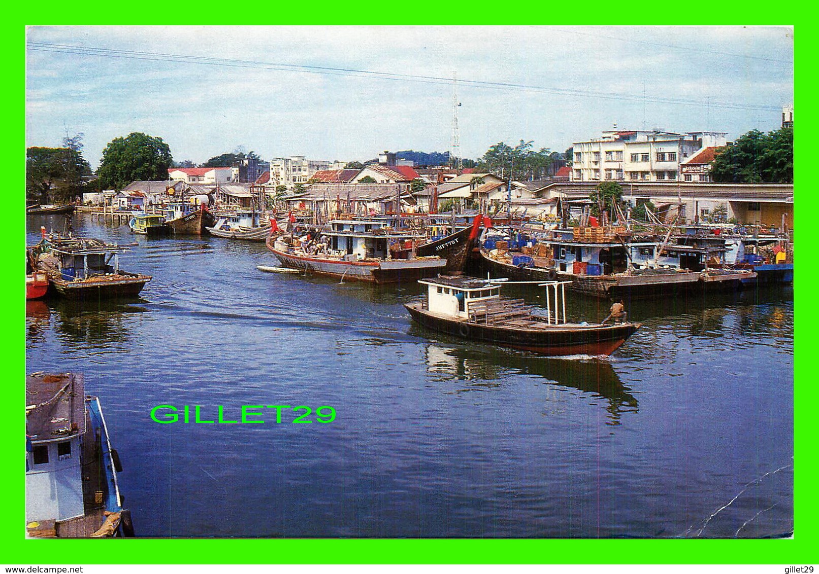 MERSING, MALAISIE - A CLUSTER OF FISHING BOATS ANCHORED AT THE MERSING RIVER - - Malaysia