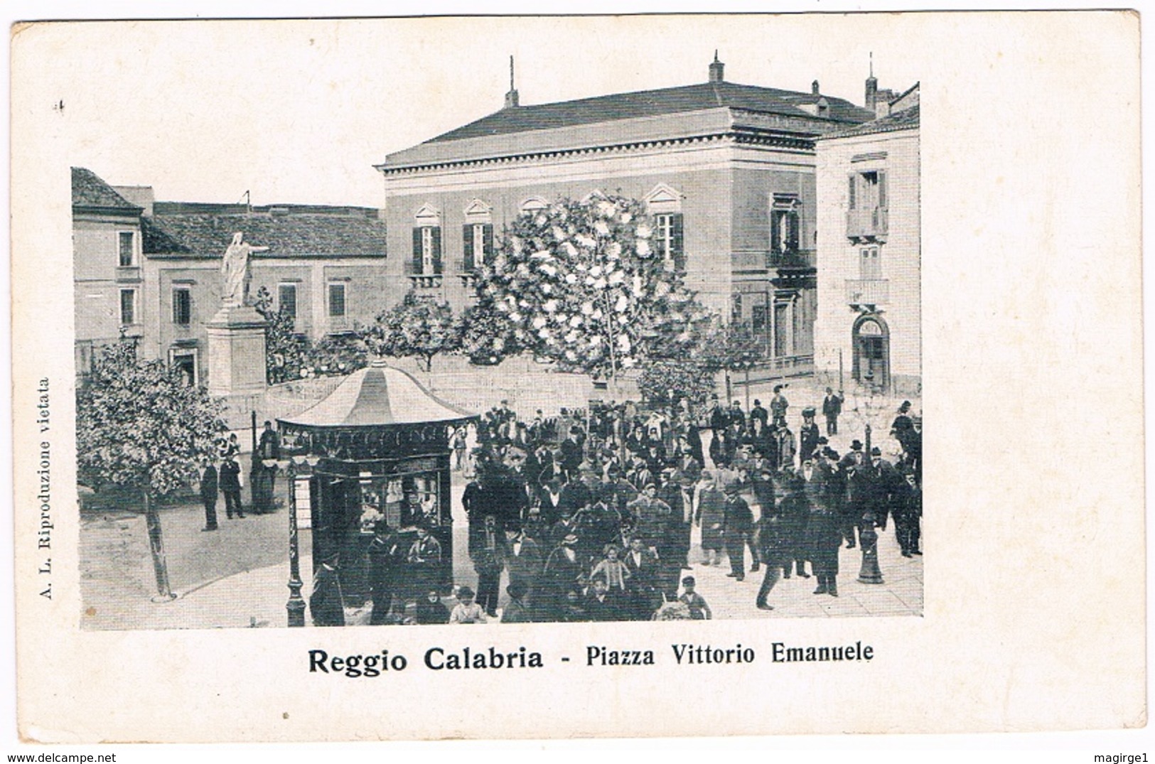 B3238- Reggio Calabria, Piazza Vittorio Emanuele, Animata, Non Viaggiata - Reggio Calabria